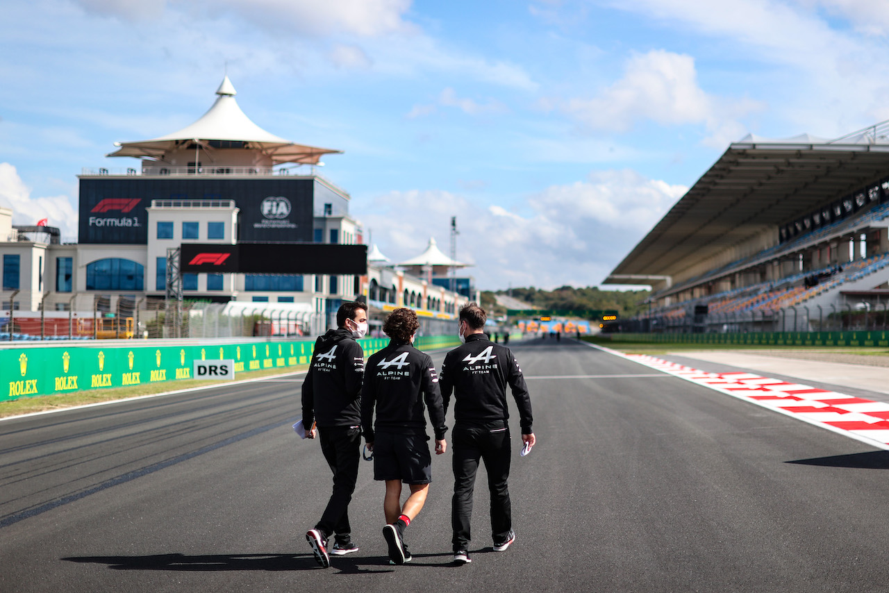 GP TURCHIA, Fernando Alonso (ESP) Alpine F1 Team walks the circuit with the team.
07.10.2021. Formula 1 World Championship, Rd 16, Turkish Grand Prix, Istanbul, Turkey, Preparation Day.
- www.xpbimages.com, EMail: requests@xpbimages.com © Copyright: Charniaux / XPB Images