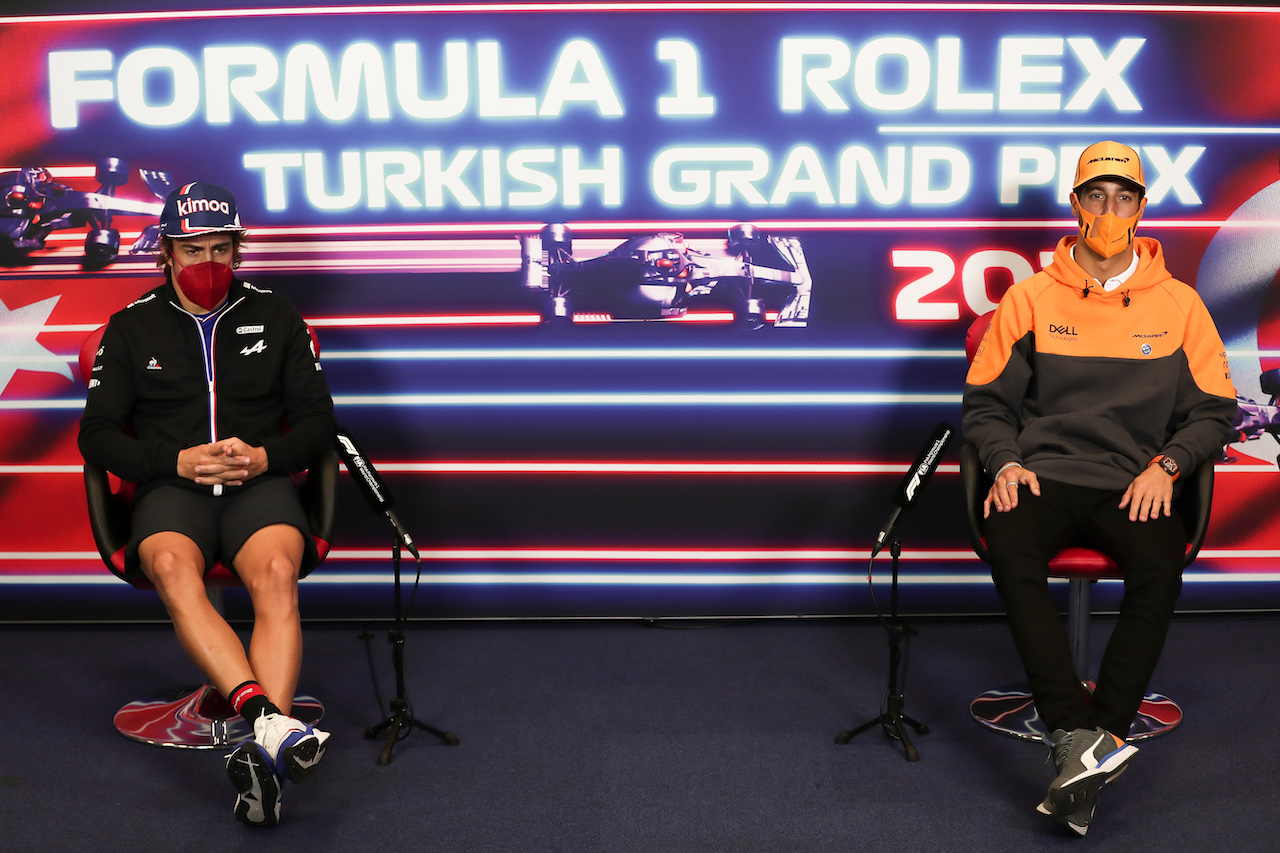 GP TURCHIA, (L to R): Fernando Alonso (ESP) Alpine F1 Team e Daniel Ricciardo (AUS) McLaren in the FIA Press Conference.
07.10.2021. Formula 1 World Championship, Rd 16, Turkish Grand Prix, Istanbul, Turkey, Preparation Day.
- www.xpbimages.com, EMail: requests@xpbimages.com © Copyright: FIA Pool Image for Editorial Use Only