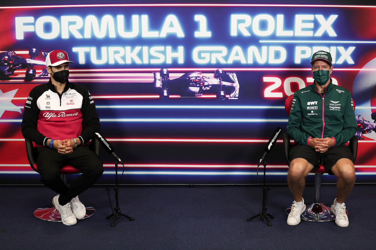 GP TURCHIA, (L to R): Antonio Giovinazzi (ITA) Alfa Romeo Racing e Sebastian Vettel (GER) Aston Martin F1 Team in the FIA Press Conference.
07.10.2021. Formula 1 World Championship, Rd 16, Turkish Grand Prix, Istanbul, Turkey, Preparation Day.
- www.xpbimages.com, EMail: requests@xpbimages.com © Copyright: FIA Pool Image for Editorial Use Only