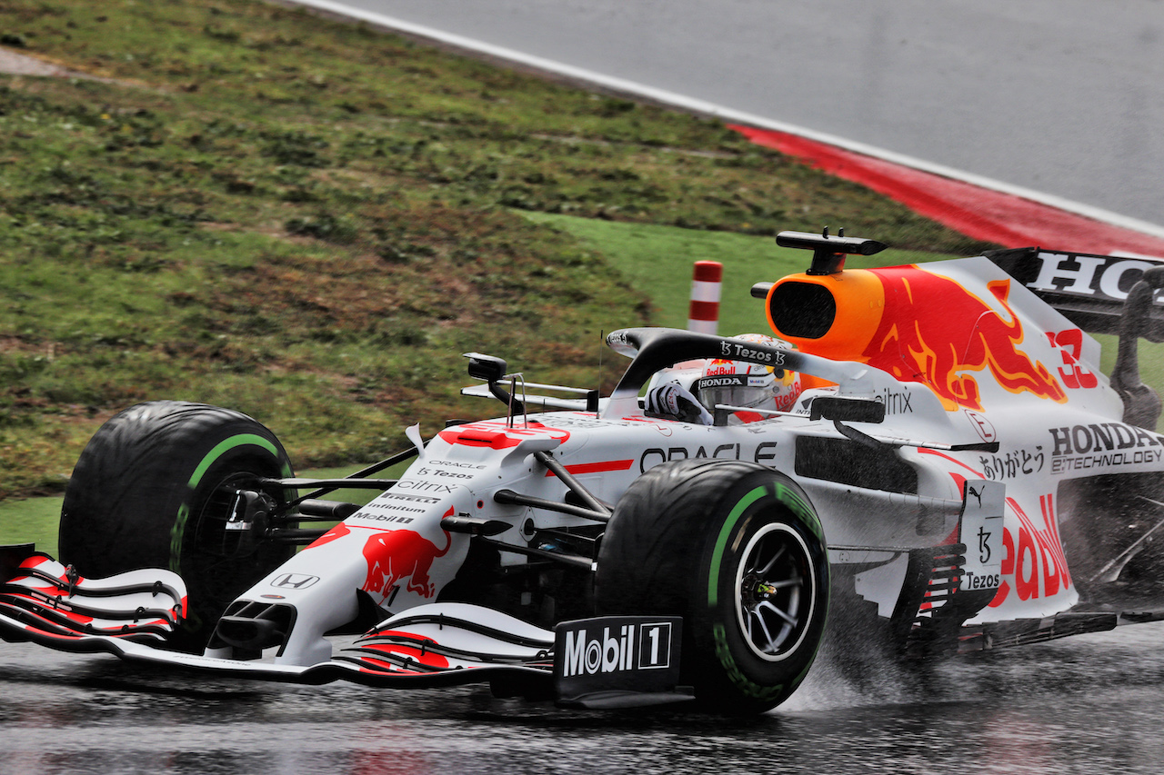 GP TURCHIA, Max Verstappen (NLD) Red Bull Racing RB16B.
09.10.2021. Formula 1 World Championship, Rd 16, Turkish Grand Prix, Istanbul, Turkey, Qualifiche Day.
- www.xpbimages.com, EMail: requests@xpbimages.com © Copyright: Batchelor / XPB Images