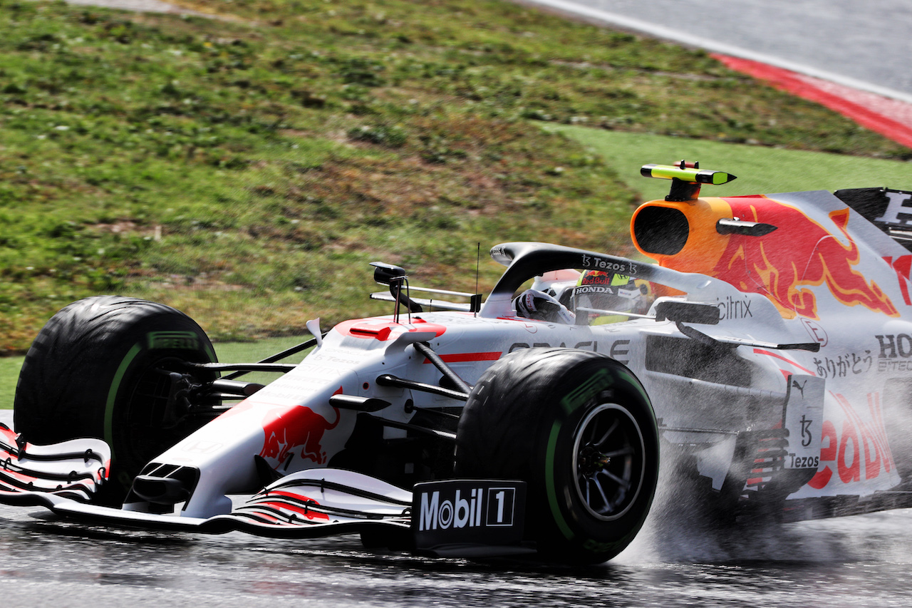 GP TURCHIA, Sergio Perez (MEX) Red Bull Racing RB16B.
09.10.2021. Formula 1 World Championship, Rd 16, Turkish Grand Prix, Istanbul, Turkey, Qualifiche Day.
- www.xpbimages.com, EMail: requests@xpbimages.com © Copyright: Batchelor / XPB Images