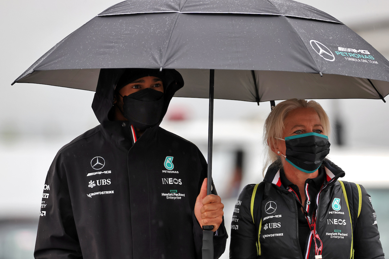 GP TURCHIA, Lewis Hamilton (GBR) Mercedes AMG F1 with Angela Cullen (NZL) Mercedes AMG F1 Physiotherapist.
09.10.2021. Formula 1 World Championship, Rd 16, Turkish Grand Prix, Istanbul, Turkey, Qualifiche Day.
- www.xpbimages.com, EMail: requests@xpbimages.com © Copyright: Batchelor / XPB Images