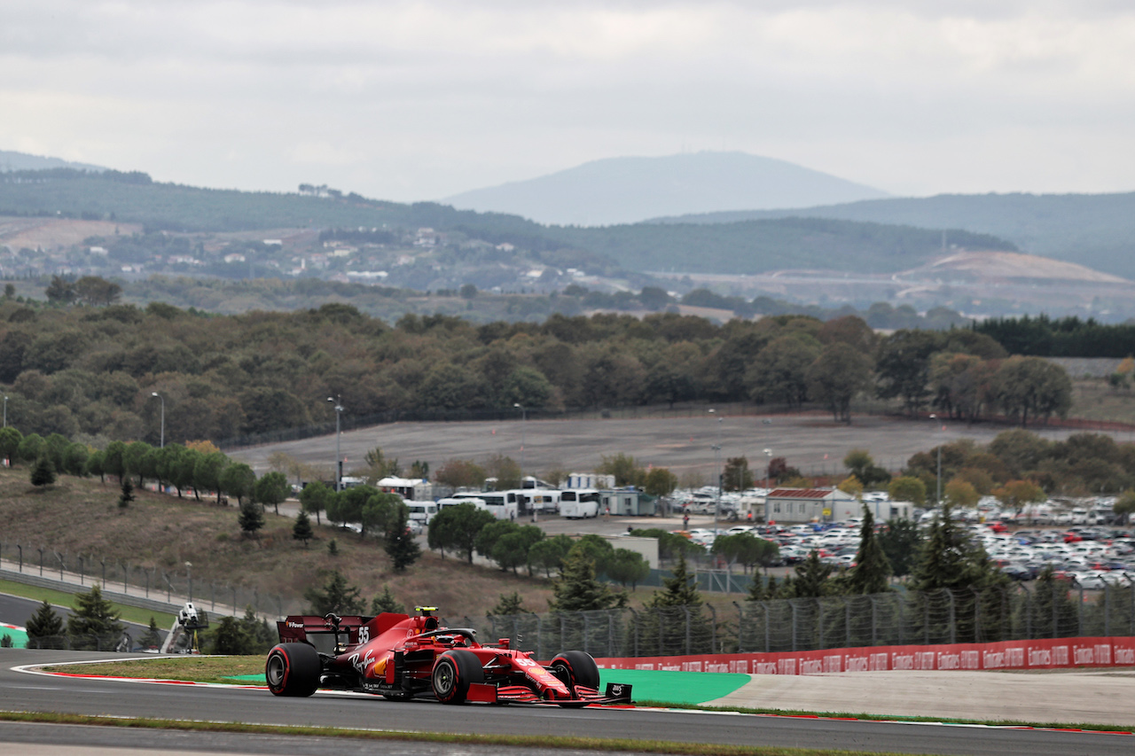 GP TURCHIA, Carlos Sainz Jr (ESP) Ferrari SF-21.
09.10.2021. Formula 1 World Championship, Rd 16, Turkish Grand Prix, Istanbul, Turkey, Qualifiche Day.
- www.xpbimages.com, EMail: requests@xpbimages.com © Copyright: Moy / XPB Images