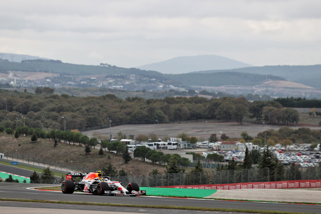 GP TURCHIA, Sergio Perez (MEX) Red Bull Racing RB16B.
09.10.2021. Formula 1 World Championship, Rd 16, Turkish Grand Prix, Istanbul, Turkey, Qualifiche Day.
- www.xpbimages.com, EMail: requests@xpbimages.com © Copyright: Moy / XPB Images