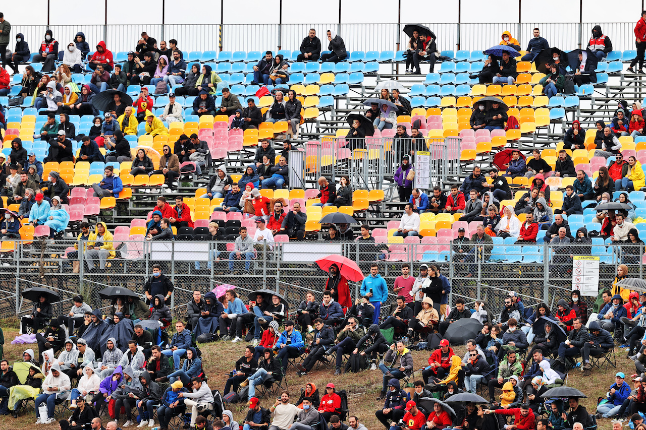 GP TURCHIA, Circuit Atmosfera - fans.
09.10.2021. Formula 1 World Championship, Rd 16, Turkish Grand Prix, Istanbul, Turkey, Qualifiche Day.
- www.xpbimages.com, EMail: requests@xpbimages.com © Copyright: Moy / XPB Images
