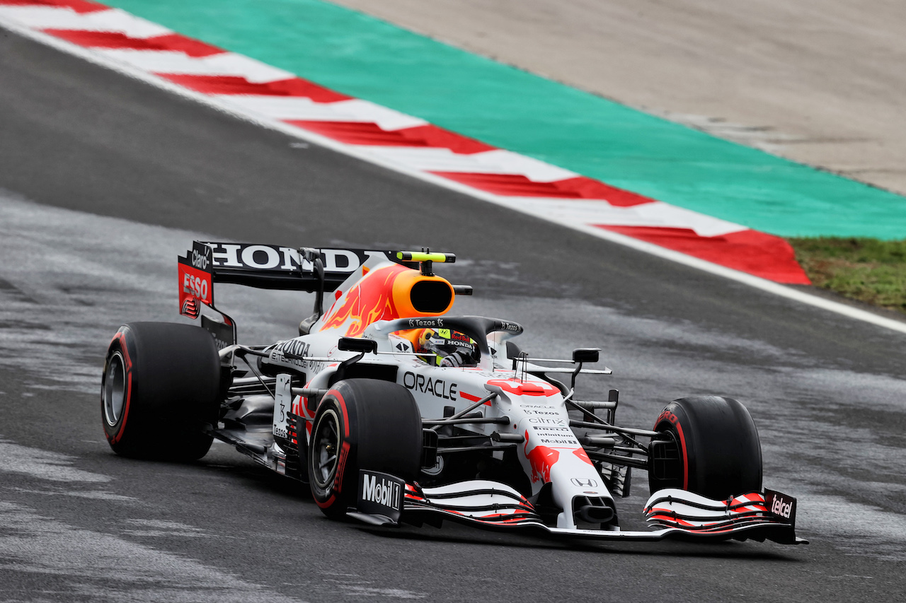 GP TURCHIA, Sergio Perez (MEX) Red Bull Racing RB16B.
09.10.2021. Formula 1 World Championship, Rd 16, Turkish Grand Prix, Istanbul, Turkey, Qualifiche Day.
- www.xpbimages.com, EMail: requests@xpbimages.com © Copyright: Moy / XPB Images