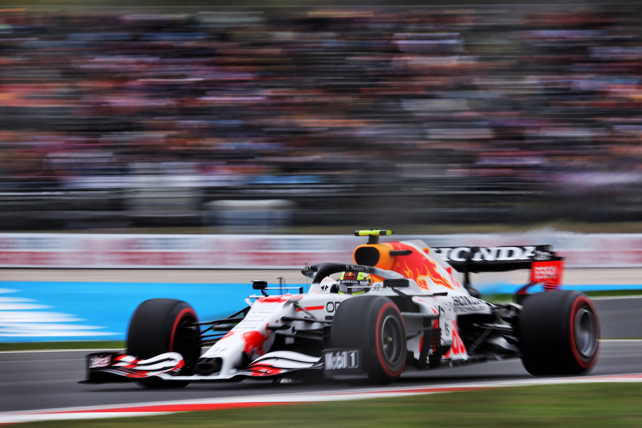 GP TURCHIA, Sergio Perez (MEX) Red Bull Racing RB16B.
09.10.2021. Formula 1 World Championship, Rd 16, Turkish Grand Prix, Istanbul, Turkey, Qualifiche Day.
- www.xpbimages.com, EMail: requests@xpbimages.com © Copyright: Batchelor / XPB Images