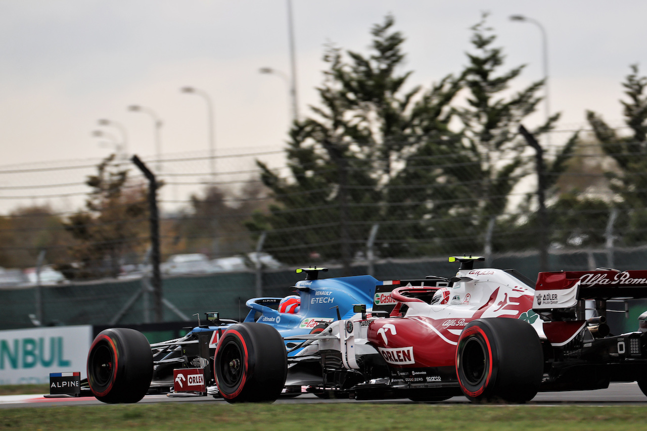 GP TURCHIA, Esteban Ocon (FRA) Alpine F1 Team A521 e Antonio Giovinazzi (ITA) Alfa Romeo Racing C41.
09.10.2021. Formula 1 World Championship, Rd 16, Turkish Grand Prix, Istanbul, Turkey, Qualifiche Day.
- www.xpbimages.com, EMail: requests@xpbimages.com © Copyright: Batchelor / XPB Images