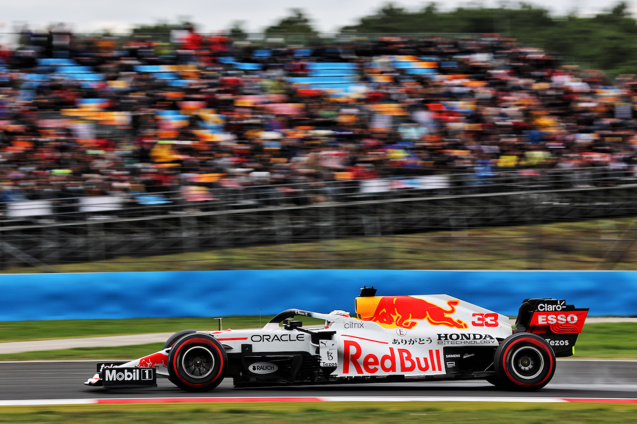 GP TURCHIA, Max Verstappen (NLD) Red Bull Racing RB16B.
09.10.2021. Formula 1 World Championship, Rd 16, Turkish Grand Prix, Istanbul, Turkey, Qualifiche Day.
- www.xpbimages.com, EMail: requests@xpbimages.com © Copyright: Batchelor / XPB Images