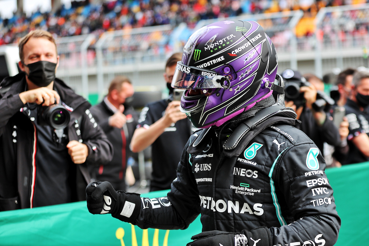 GP TURCHIA, Lewis Hamilton (GBR) Mercedes AMG F1 celebrates being fastest in qualifying.
09.10.2021. Formula 1 World Championship, Rd 16, Turkish Grand Prix, Istanbul, Turkey, Qualifiche Day.
- www.xpbimages.com, EMail: requests@xpbimages.com © Copyright: Batchelor / XPB Images