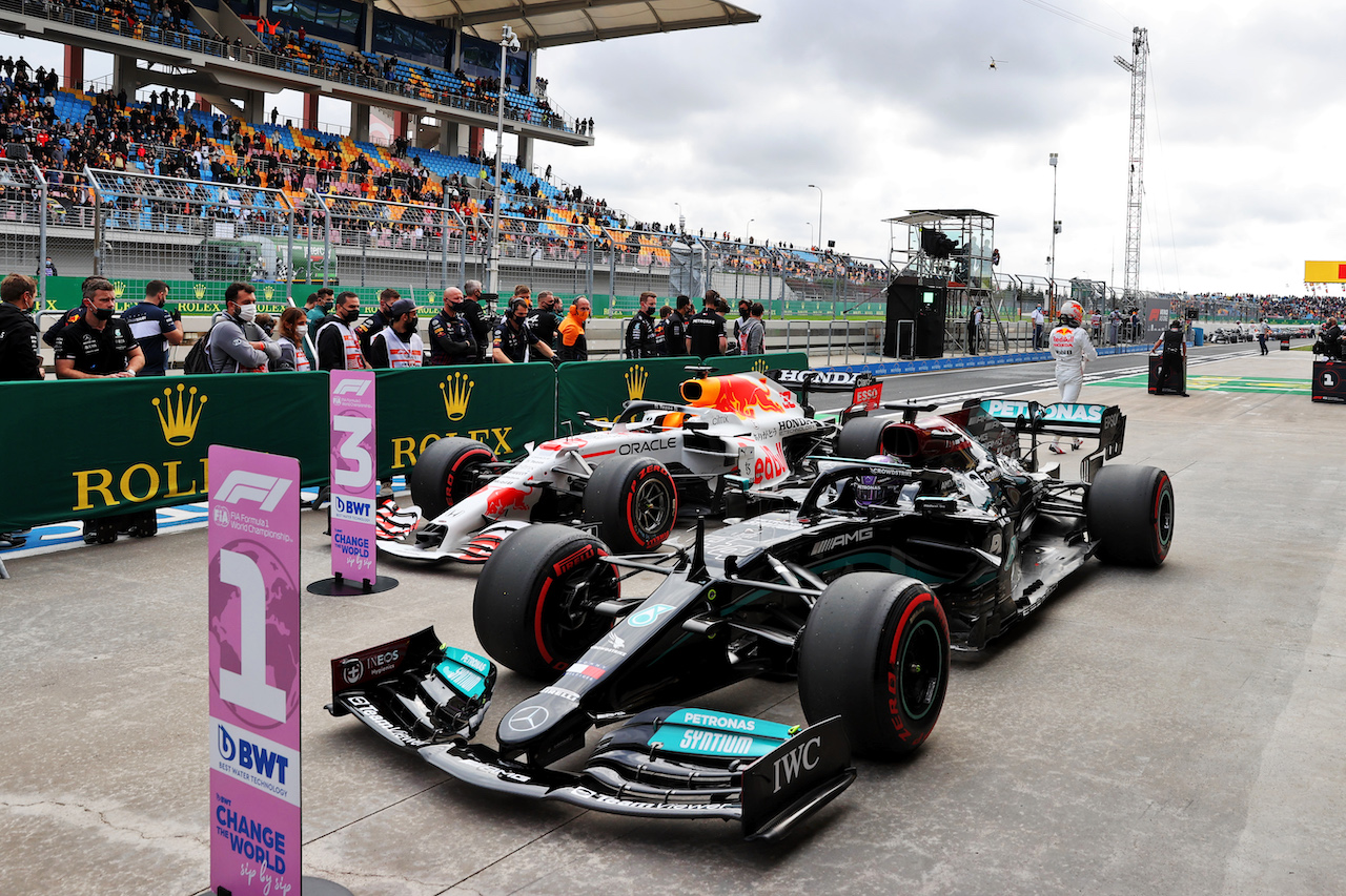 GP TURCHIA, Fastest in qualifying Lewis Hamilton (GBR) Mercedes AMG F1 W12 in parc ferme.
09.10.2021. Formula 1 World Championship, Rd 16, Turkish Grand Prix, Istanbul, Turkey, Qualifiche Day.
- www.xpbimages.com, EMail: requests@xpbimages.com © Copyright: Batchelor / XPB Images