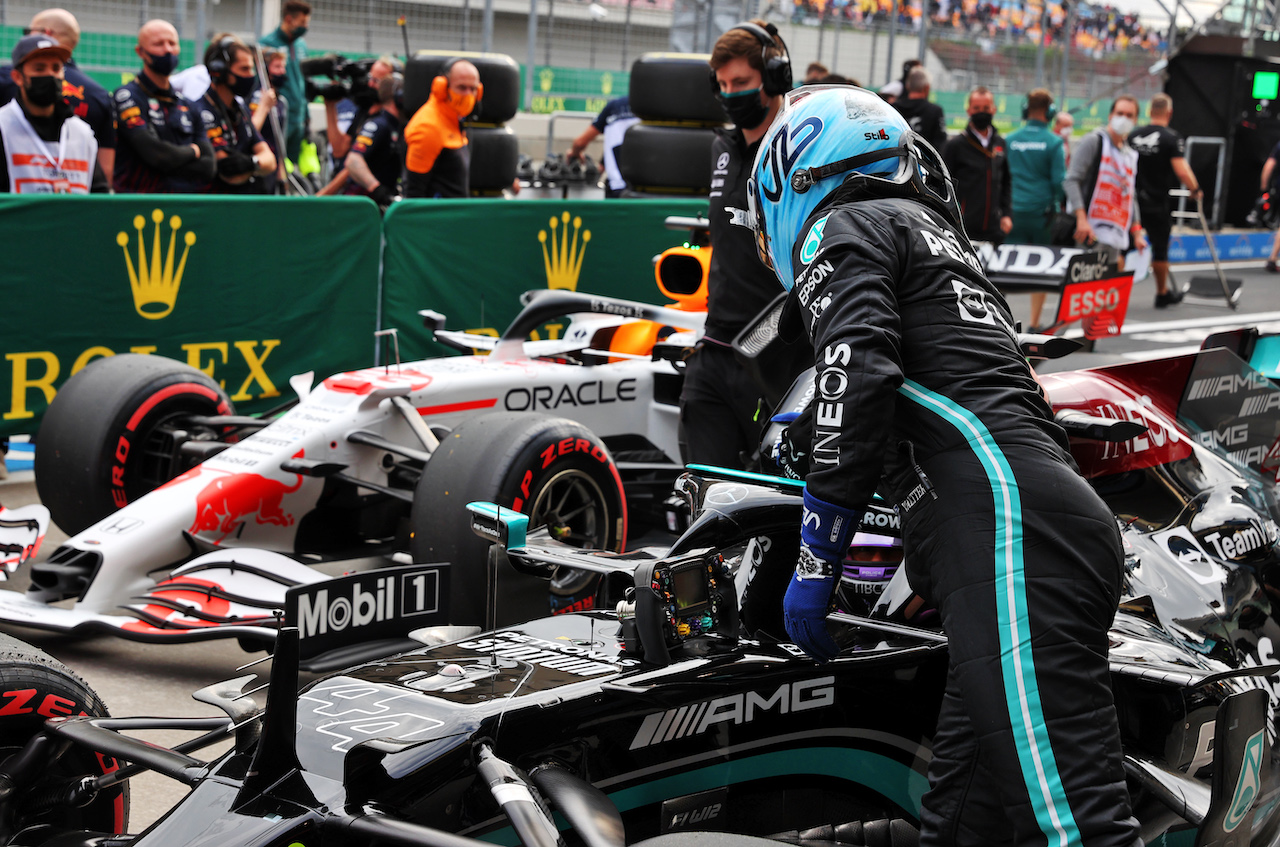 GP TURCHIA, Pole sitter Valtteri Bottas (FIN) Mercedes AMG F1 congratulates team mate Lewis Hamilton (GBR) Mercedes AMG F1 W12 on being fastest in qualifying in parc ferme.
09.10.2021. Formula 1 World Championship, Rd 16, Turkish Grand Prix, Istanbul, Turkey, Qualifiche Day.
- www.xpbimages.com, EMail: requests@xpbimages.com © Copyright: Batchelor / XPB Images