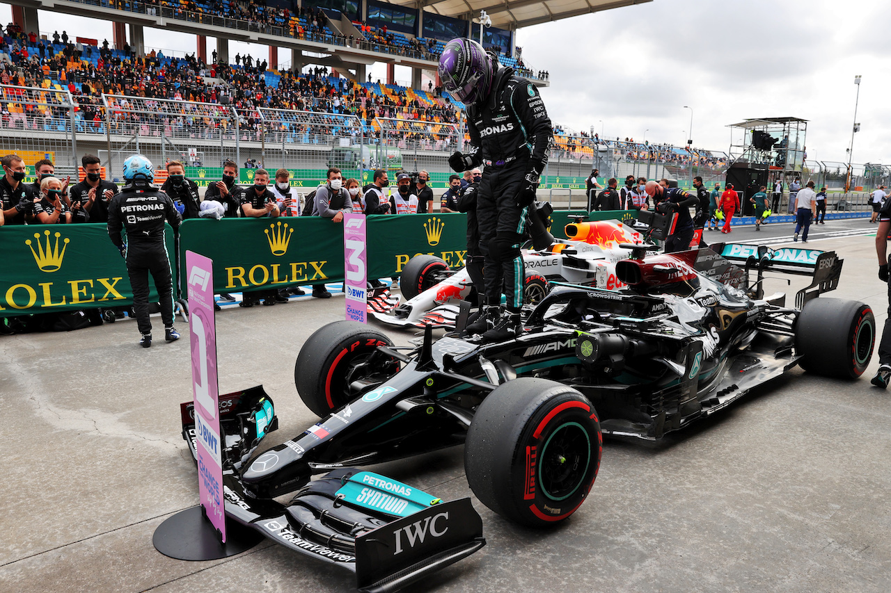 GP TURCHIA, Fastest in qualifying Lewis Hamilton (GBR) Mercedes AMG F1 W12 in parc ferme.
09.10.2021. Formula 1 World Championship, Rd 16, Turkish Grand Prix, Istanbul, Turkey, Qualifiche Day.
- www.xpbimages.com, EMail: requests@xpbimages.com © Copyright: Batchelor / XPB Images