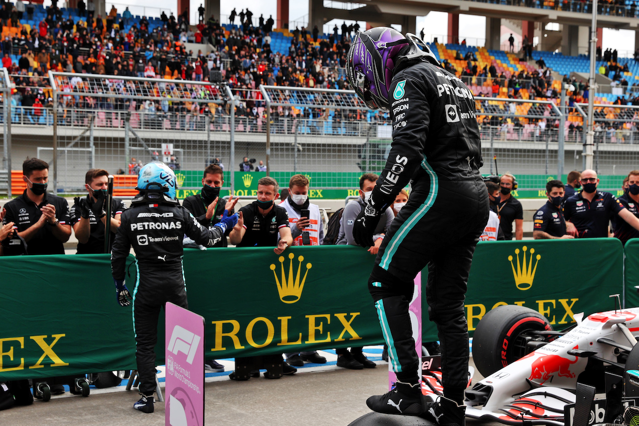 GP TURCHIA, Fastest in qualifying Lewis Hamilton (GBR) Mercedes AMG F1 W12 in parc ferme.
09.10.2021. Formula 1 World Championship, Rd 16, Turkish Grand Prix, Istanbul, Turkey, Qualifiche Day.
- www.xpbimages.com, EMail: requests@xpbimages.com © Copyright: Batchelor / XPB Images