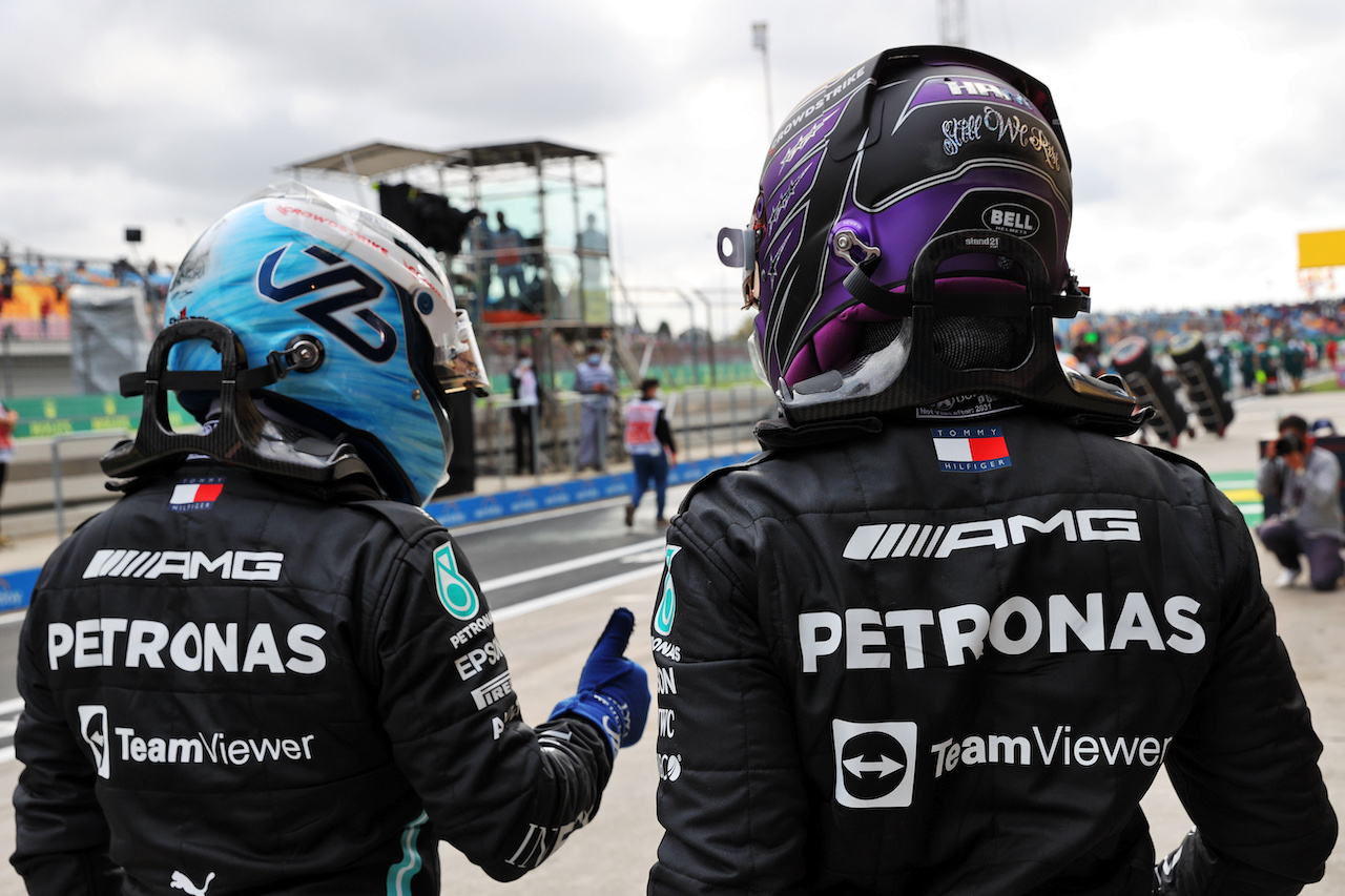 GP TURCHIA, (L to R): Pole sitter Valtteri Bottas (FIN) Mercedes AMG F1 with team mate e fastest in qualifying Lewis Hamilton (GBR) Mercedes AMG F1 in parc ferme.
09.10.2021. Formula 1 World Championship, Rd 16, Turkish Grand Prix, Istanbul, Turkey, Qualifiche Day.
- www.xpbimages.com, EMail: requests@xpbimages.com © Copyright: Batchelor / XPB Images