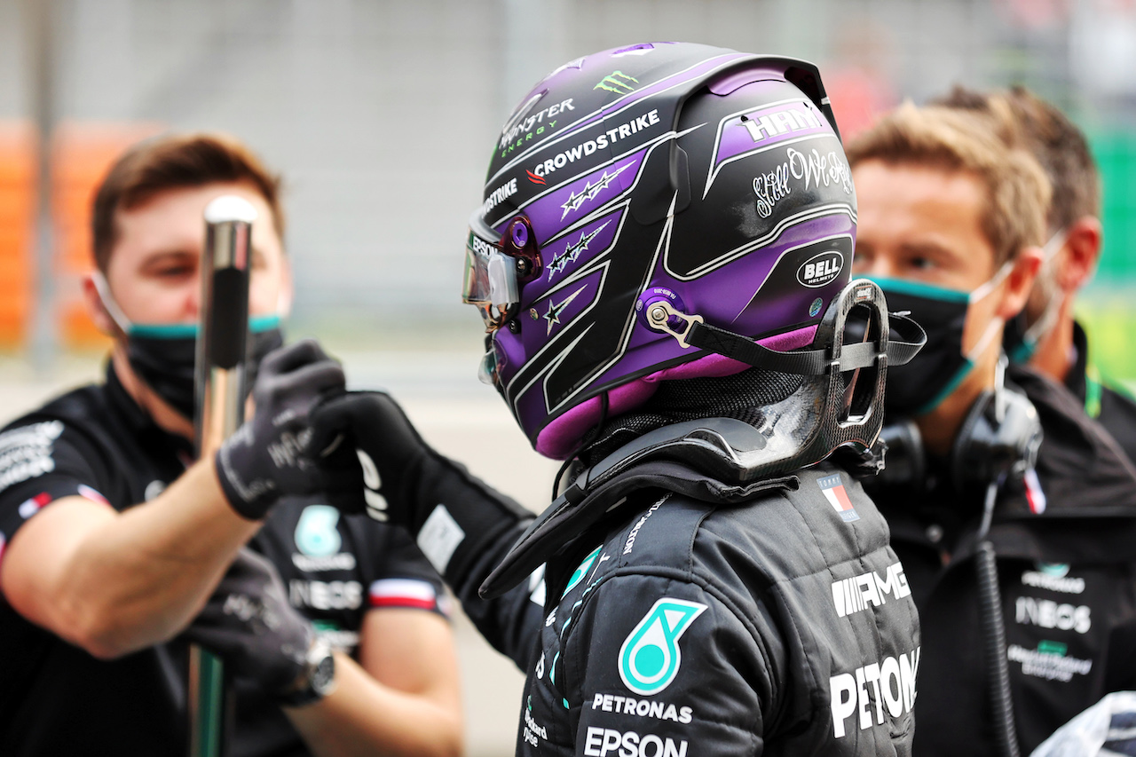 GP TURCHIA, Lewis Hamilton (GBR) Mercedes AMG F1 celebrates being fastest in qualifying in parc ferme.
09.10.2021. Formula 1 World Championship, Rd 16, Turkish Grand Prix, Istanbul, Turkey, Qualifiche Day.
- www.xpbimages.com, EMail: requests@xpbimages.com © Copyright: Batchelor / XPB Images