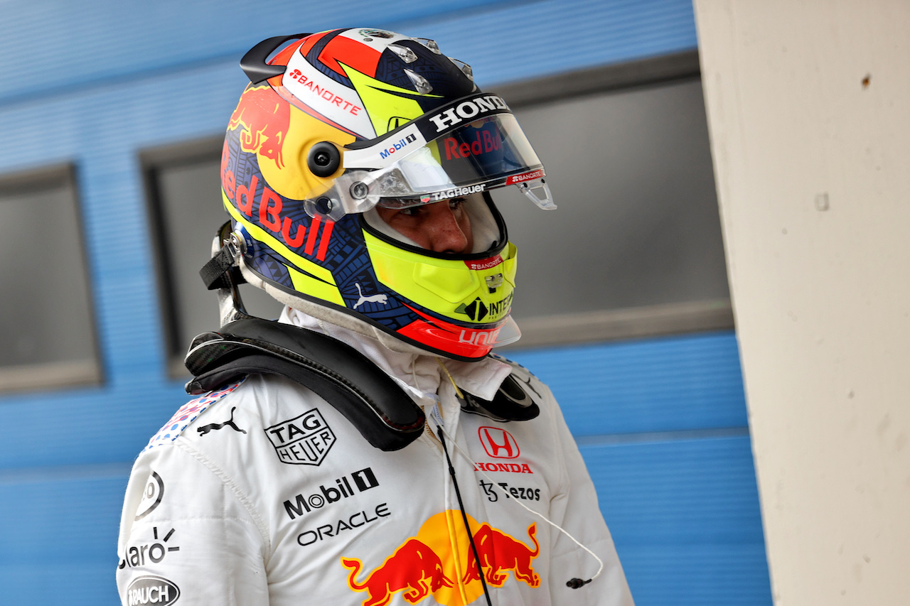 GP TURCHIA, Sergio Perez (MEX) Red Bull Racing in qualifying parc ferme.
09.10.2021. Formula 1 World Championship, Rd 16, Turkish Grand Prix, Istanbul, Turkey, Qualifiche Day.
- www.xpbimages.com, EMail: requests@xpbimages.com © Copyright: Batchelor / XPB Images