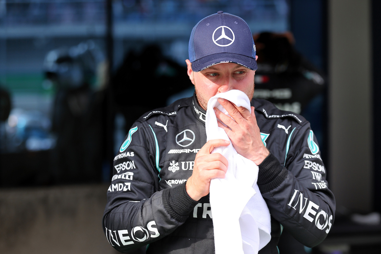 GP TURCHIA, Pole sitter Valtteri Bottas (FIN) Mercedes AMG F1 in qualifying parc ferme.
09.10.2021. Formula 1 World Championship, Rd 16, Turkish Grand Prix, Istanbul, Turkey, Qualifiche Day.
- www.xpbimages.com, EMail: requests@xpbimages.com © Copyright: Batchelor / XPB Images