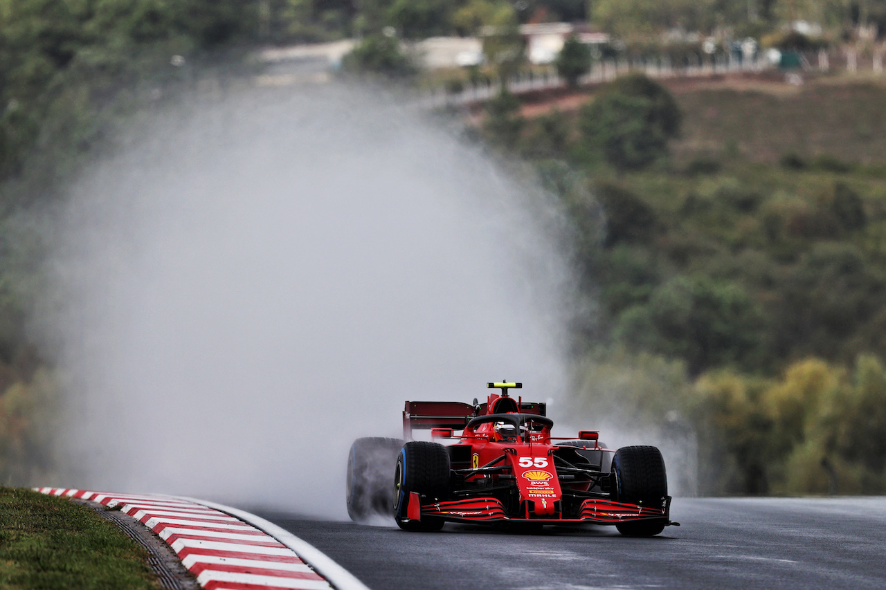 GP TURCHIA, Carlos Sainz Jr (ESP) Ferrari SF-21.
09.10.2021. Formula 1 World Championship, Rd 16, Turkish Grand Prix, Istanbul, Turkey, Qualifiche Day.
- www.xpbimages.com, EMail: requests@xpbimages.com © Copyright: Moy / XPB Images