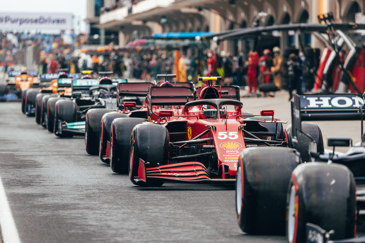 GP TURCHIA, Carlos Sainz Jr (ESP) Ferrari SF-21 in the queue at the end of the pit lane before the partenza of qualifying.
09.10.2021. Formula 1 World Championship, Rd 16, Turkish Grand Prix, Istanbul, Turkey, Qualifiche Day.
- www.xpbimages.com, EMail: requests@xpbimages.com © Copyright: Bearne / XPB Images