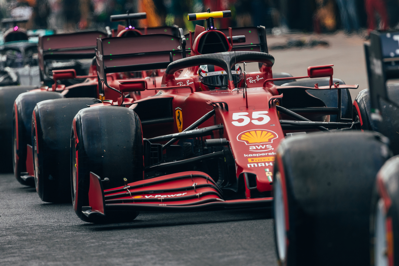 GP TURCHIA, Carlos Sainz Jr (ESP) Ferrari SF-21 in the queue at the end of the pit lane before the partenza of qualifying.
09.10.2021. Formula 1 World Championship, Rd 16, Turkish Grand Prix, Istanbul, Turkey, Qualifiche Day.
- www.xpbimages.com, EMail: requests@xpbimages.com © Copyright: Bearne / XPB Images