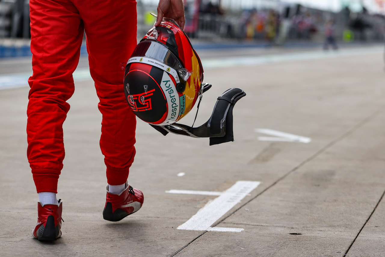 GP TURCHIA, Carlos Sainz Jr (ESP) Ferrari - helmet.
09.10.2021. Formula 1 World Championship, Rd 16, Turkish Grand Prix, Istanbul, Turkey, Qualifiche Day.
- www.xpbimages.com, EMail: requests@xpbimages.com © Copyright: Charniaux / XPB Images