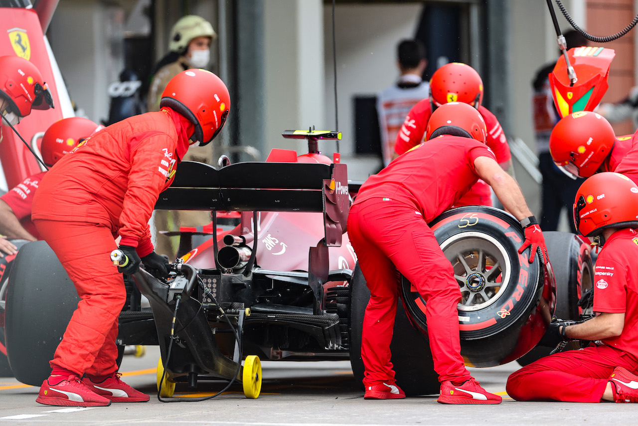 GP TURCHIA, Carlos Sainz Jr (ESP) Ferrari SF-21 makes a pit stop during qualifying.
09.10.2021. Formula 1 World Championship, Rd 16, Turkish Grand Prix, Istanbul, Turkey, Qualifiche Day.
- www.xpbimages.com, EMail: requests@xpbimages.com © Copyright: Charniaux / XPB Images