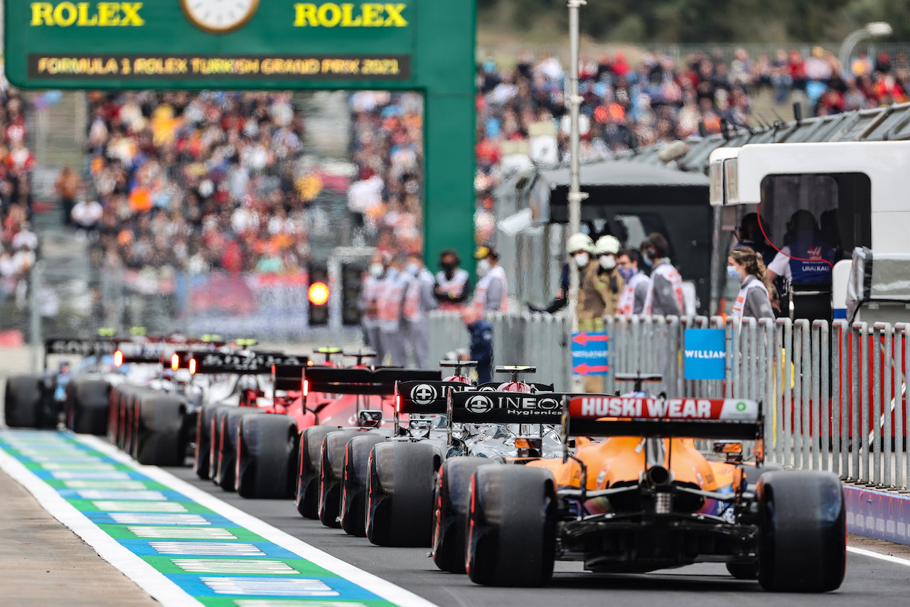 GP TURCHIA, Lewis Hamilton (GBR) Mercedes AMG F1 W12 e Valtteri Bottas (FIN) Mercedes AMG F1 W12 lead Daniel Ricciardo (AUS) McLaren MCL35M at the end of a queue exiting the pits during qualifying.
09.10.2021. Formula 1 World Championship, Rd 16, Turkish Grand Prix, Istanbul, Turkey, Qualifiche Day.
- www.xpbimages.com, EMail: requests@xpbimages.com © Copyright: Charniaux / XPB Images