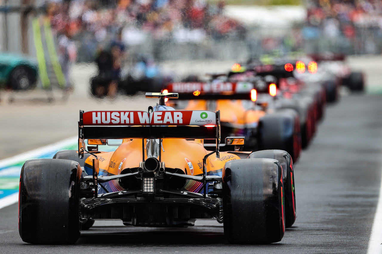 GP TURCHIA, Lando Norris (GBR) McLaren MCL35M at the end of a queue exiting the pits during qualifying.
09.10.2021. Formula 1 World Championship, Rd 16, Turkish Grand Prix, Istanbul, Turkey, Qualifiche Day.
- www.xpbimages.com, EMail: requests@xpbimages.com © Copyright: Charniaux / XPB Images
