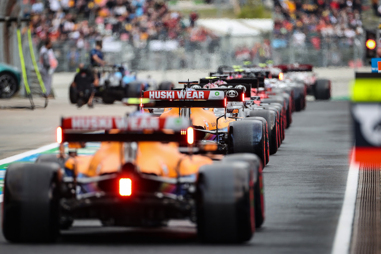 GP TURCHIA, Daniel Ricciardo (AUS) McLaren MCL35M ahead of team mate Lando Norris (GBR) McLaren MCL35M at the end of a queue exiting the pits during qualifying.
09.10.2021. Formula 1 World Championship, Rd 16, Turkish Grand Prix, Istanbul, Turkey, Qualifiche Day.
- www.xpbimages.com, EMail: requests@xpbimages.com © Copyright: Charniaux / XPB Images