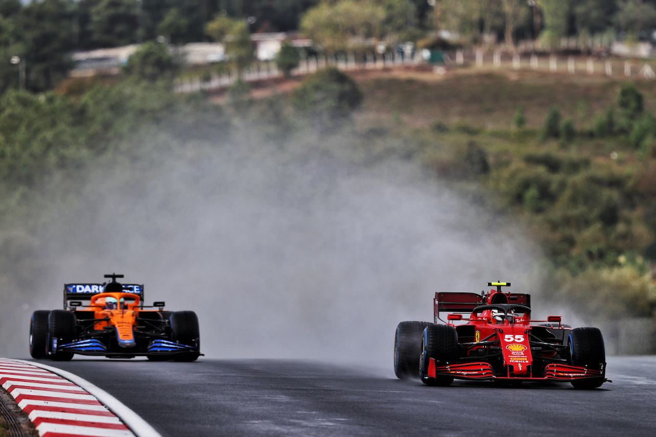 GP TURCHIA, Carlos Sainz Jr (ESP) Ferrari SF-21 e Daniel Ricciardo (AUS) McLaren MCL35M.
09.10.2021. Formula 1 World Championship, Rd 16, Turkish Grand Prix, Istanbul, Turkey, Qualifiche Day.
- www.xpbimages.com, EMail: requests@xpbimages.com © Copyright: Moy / XPB Images