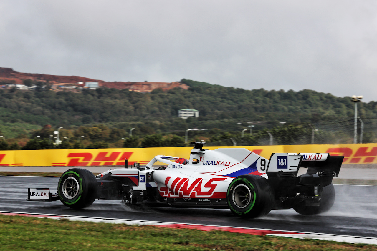 GP TURCHIA, Nikita Mazepin (RUS) Haas F1 Team VF-21.
09.10.2021. Formula 1 World Championship, Rd 16, Turkish Grand Prix, Istanbul, Turkey, Qualifiche Day.
- www.xpbimages.com, EMail: requests@xpbimages.com © Copyright: Batchelor / XPB Images