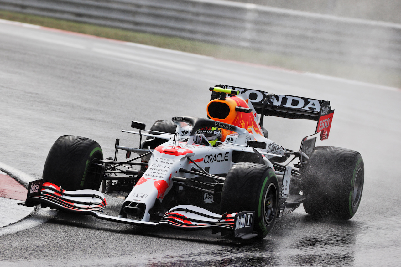 GP TURCHIA, Sergio Perez (MEX) Red Bull Racing RB16B.
09.10.2021. Formula 1 World Championship, Rd 16, Turkish Grand Prix, Istanbul, Turkey, Qualifiche Day.
- www.xpbimages.com, EMail: requests@xpbimages.com © Copyright: Batchelor / XPB Images