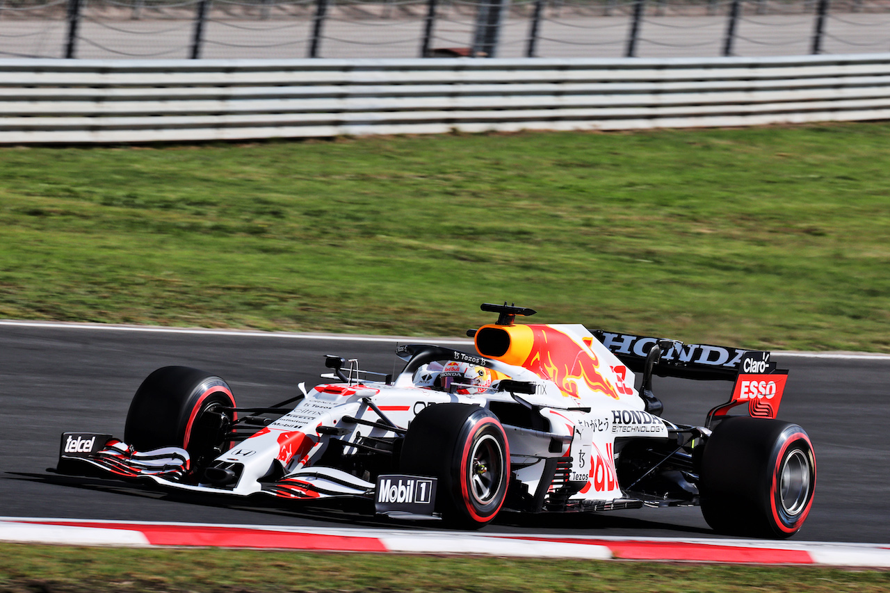 GP TURCHIA, Max Verstappen (NLD) Red Bull Racing RB16B.
08.10.2021 Formula 1 World Championship, Rd 16, Turkish Grand Prix, Istanbul, Turkey, Practice Day.
- www.xpbimages.com, EMail: requests@xpbimages.com © Copyright: Batchelor / XPB Images