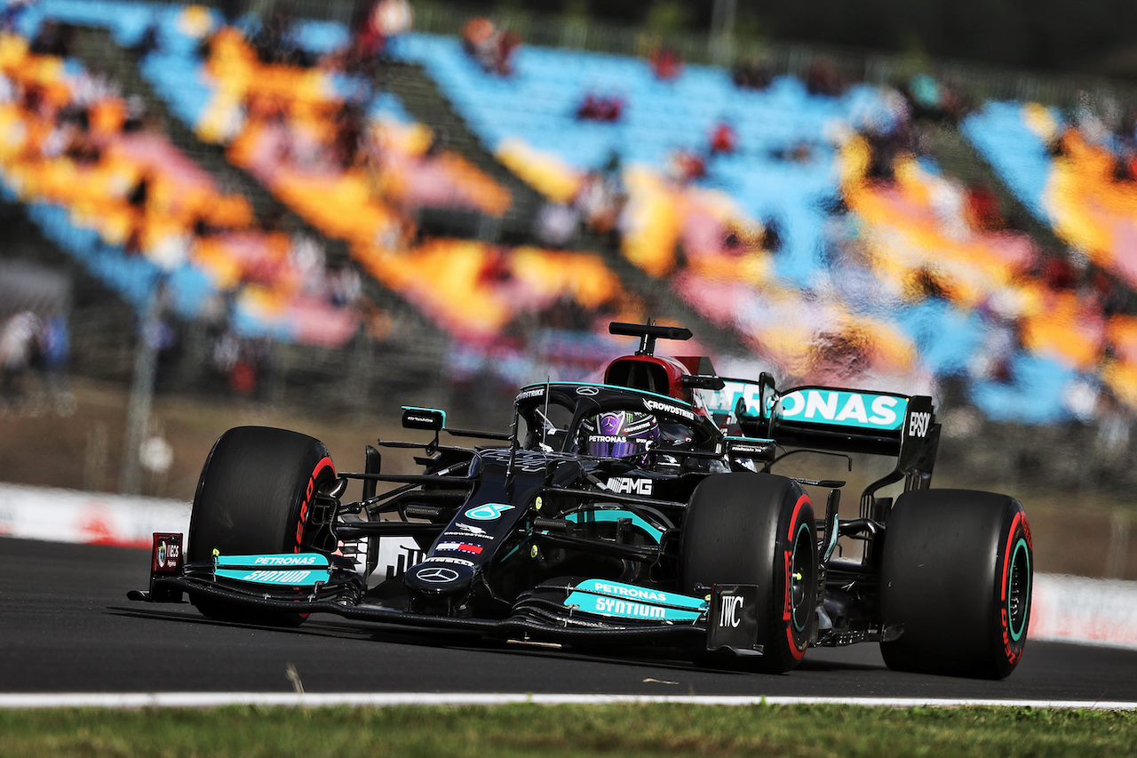 GP TURCHIA, Lewis Hamilton (GBR) Mercedes AMG F1 W12.
08.10.2021 Formula 1 World Championship, Rd 16, Turkish Grand Prix, Istanbul, Turkey, Practice Day.
- www.xpbimages.com, EMail: requests@xpbimages.com © Copyright: Moy / XPB Images