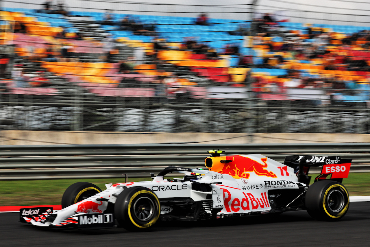 GP TURCHIA, Sergio Perez (MEX) Red Bull Racing RB16B.
08.10.2021 Formula 1 World Championship, Rd 16, Turkish Grand Prix, Istanbul, Turkey, Practice Day.
- www.xpbimages.com, EMail: requests@xpbimages.com © Copyright: Batchelor / XPB Images