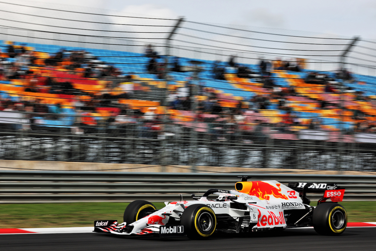 GP TURCHIA, Max Verstappen (NLD) Red Bull Racing RB16B.
08.10.2021 Formula 1 World Championship, Rd 16, Turkish Grand Prix, Istanbul, Turkey, Practice Day.
- www.xpbimages.com, EMail: requests@xpbimages.com © Copyright: Batchelor / XPB Images