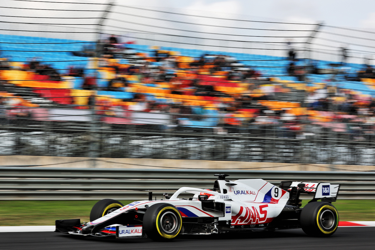 GP TURCHIA, Nikita Mazepin (RUS) Haas F1 Team VF-21.
08.10.2021 Formula 1 World Championship, Rd 16, Turkish Grand Prix, Istanbul, Turkey, Practice Day.
- www.xpbimages.com, EMail: requests@xpbimages.com © Copyright: Batchelor / XPB Images