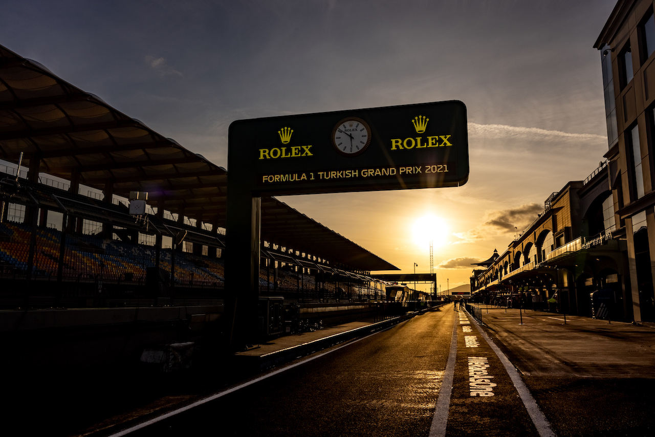 GP TURCHIA, Circuit Atmosfera - sunrise in the paddock.
08.10.2021 Formula 1 World Championship, Rd 16, Turkish Grand Prix, Istanbul, Turkey, Practice Day.
- www.xpbimages.com, EMail: requests@xpbimages.com © Copyright: Bearne / XPB Images