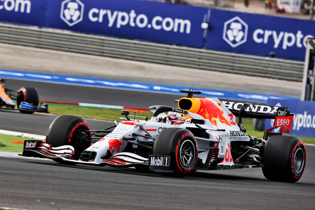 GP TURCHIA, Max Verstappen (NLD) Red Bull Racing RB16B.
08.10.2021 Formula 1 World Championship, Rd 16, Turkish Grand Prix, Istanbul, Turkey, Practice Day.
- www.xpbimages.com, EMail: requests@xpbimages.com © Copyright: Batchelor / XPB Images