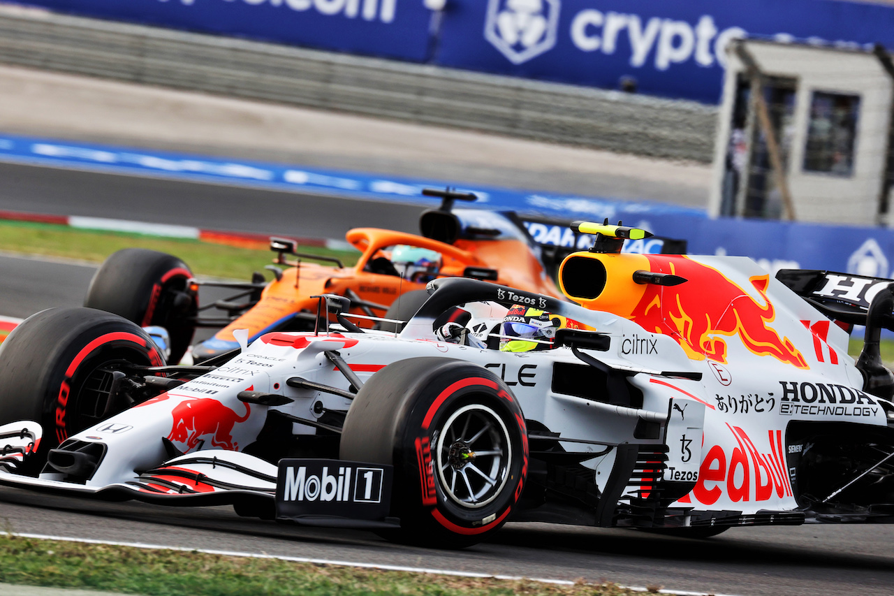 GP TURCHIA, Sergio Perez (MEX) Red Bull Racing RB16B.
08.10.2021 Formula 1 World Championship, Rd 16, Turkish Grand Prix, Istanbul, Turkey, Practice Day.
- www.xpbimages.com, EMail: requests@xpbimages.com © Copyright: Batchelor / XPB Images