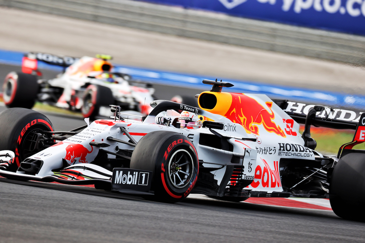 GP TURCHIA, Max Verstappen (NLD) Red Bull Racing RB16B.
08.10.2021 Formula 1 World Championship, Rd 16, Turkish Grand Prix, Istanbul, Turkey, Practice Day.
- www.xpbimages.com, EMail: requests@xpbimages.com © Copyright: Batchelor / XPB Images
