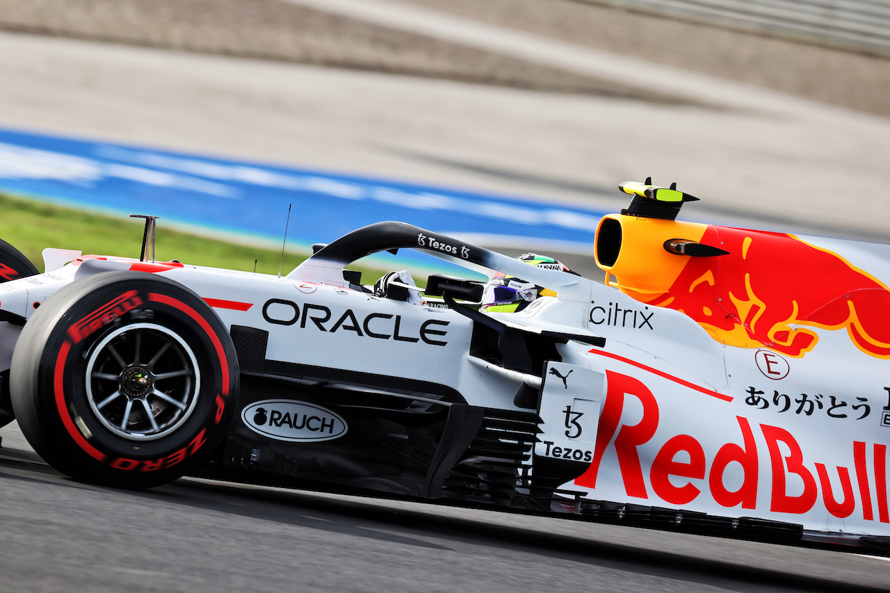 GP TURCHIA, Sergio Perez (MEX) Red Bull Racing RB16B.
08.10.2021 Formula 1 World Championship, Rd 16, Turkish Grand Prix, Istanbul, Turkey, Practice Day.
- www.xpbimages.com, EMail: requests@xpbimages.com © Copyright: Batchelor / XPB Images