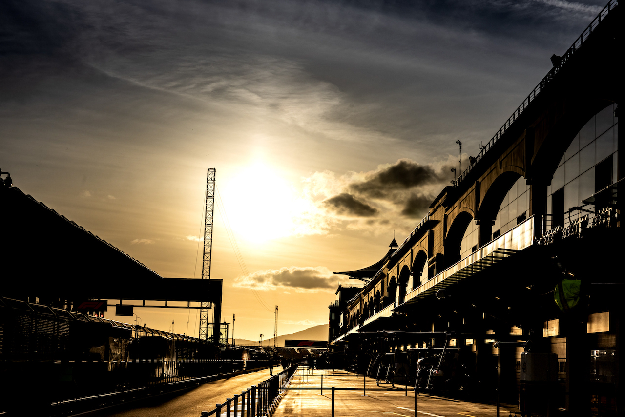GP TURCHIA, Circuit Atmosfera - sunrise in the pits.
08.10.2021 Formula 1 World Championship, Rd 16, Turkish Grand Prix, Istanbul, Turkey, Practice Day.
- www.xpbimages.com, EMail: requests@xpbimages.com © Copyright: Bearne / XPB Images