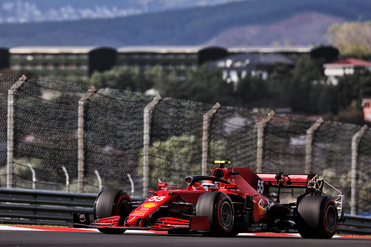 GP TURCHIA, Carlos Sainz Jr (ESP) Ferrari SF-21.
08.10.2021 Formula 1 World Championship, Rd 16, Turkish Grand Prix, Istanbul, Turkey, Practice Day.
- www.xpbimages.com, EMail: requests@xpbimages.com © Copyright: Batchelor / XPB Images