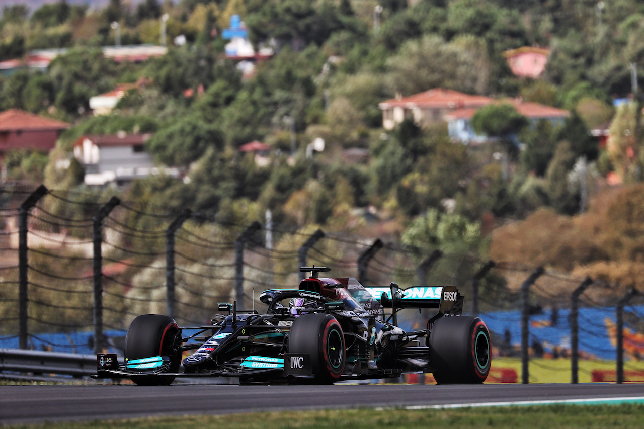 GP TURCHIA, Lewis Hamilton (GBR) Mercedes AMG F1 W12.
08.10.2021 Formula 1 World Championship, Rd 16, Turkish Grand Prix, Istanbul, Turkey, Practice Day.
- www.xpbimages.com, EMail: requests@xpbimages.com © Copyright: Batchelor / XPB Images