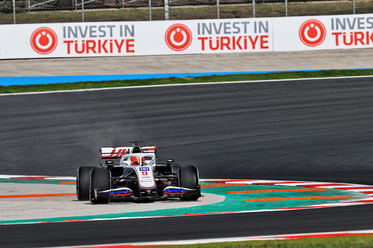 GP TURCHIA, Nikita Mazepin (RUS) Haas F1 Team VF-21 runs wide.
08.10.2021 Formula 1 World Championship, Rd 16, Turkish Grand Prix, Istanbul, Turkey, Practice Day.
- www.xpbimages.com, EMail: requests@xpbimages.com © Copyright: Moy / XPB Images
