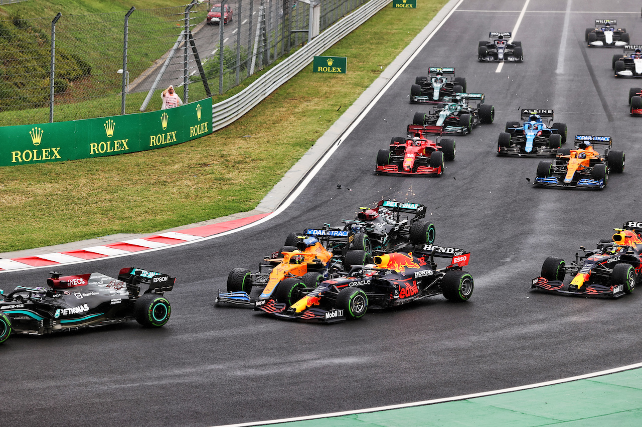 GP UNGHERIA, Valtteri Bottas (FIN) Mercedes AMG F1 W12; Lando Norris (GBR) McLaren MCL35M e Max Verstappen (NLD) Red Bull Racing RB16B crash at the partenza of the race.
01.08.2021. Formula 1 World Championship, Rd 11, Hungarian Grand Prix, Budapest, Hungary, Gara Day.
- www.xpbimages.com, EMail: requests@xpbimages.com © Copyright: Moy / XPB Images