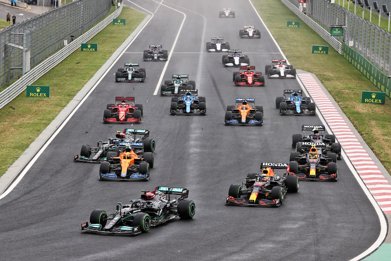 GP UNGHERIA, Lewis Hamilton (GBR) Mercedes AMG F1 W12 davanti a at the partenza of the race as Valtteri Bottas (FIN) Mercedes AMG F1 W12 crashes into the back of Lando Norris (GBR) McLaren MCL35M.
01.08.2021. Formula 1 World Championship, Rd 11, Hungarian Grand Prix, Budapest, Hungary, Gara Day.
- www.xpbimages.com, EMail: requests@xpbimages.com © Copyright: Moy / XPB Images