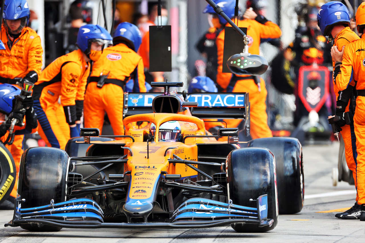GP UNGHERIA, Daniel Ricciardo (AUS) McLaren MCL35M makes a pit stop.
01.08.2021. Formula 1 World Championship, Rd 11, Hungarian Grand Prix, Budapest, Hungary, Gara Day.
- www.xpbimages.com, EMail: requests@xpbimages.com © Copyright: Charniaux / XPB Images